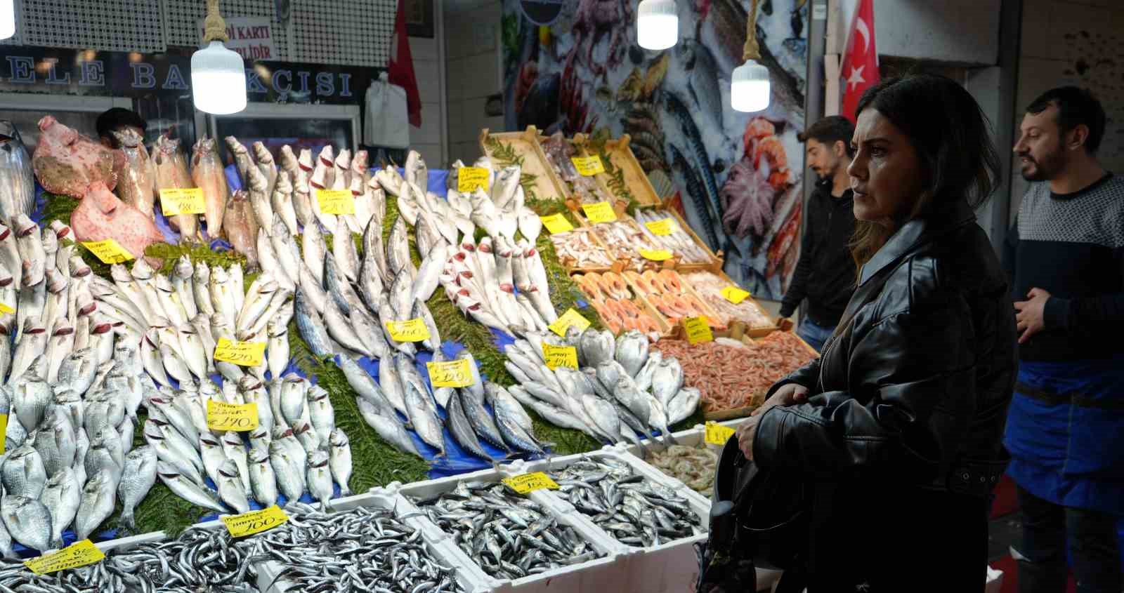 Balık tezgahlarında hamsi bolluğu yaşanıyor, fiyatlar geriledi