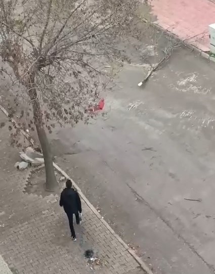 Yerdeki Türk bayrağını önce kaldırıp öptü, ardından yıkayıp balkona astı