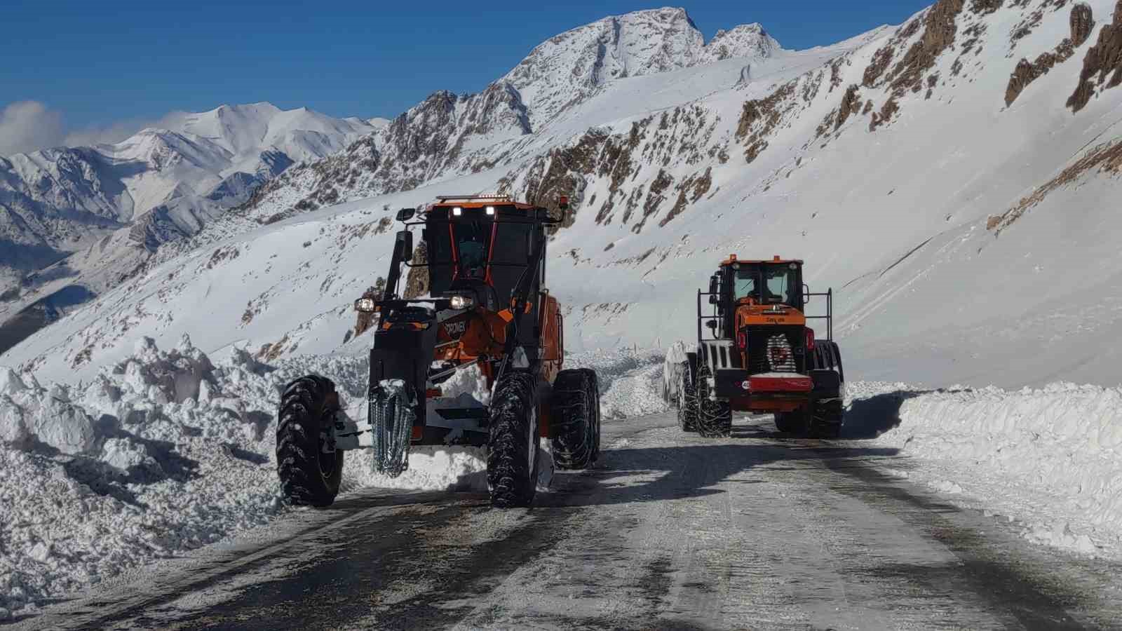 Van-Bahçesaray yolu ulaşıma açıldı