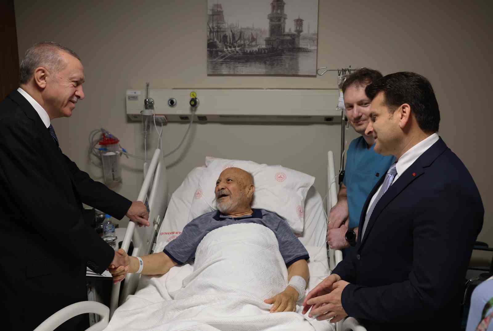 Cumhurbaşkanı Erdoğan, eski Devlet Bakanı Aksay’ı hastanede ziyaret etti