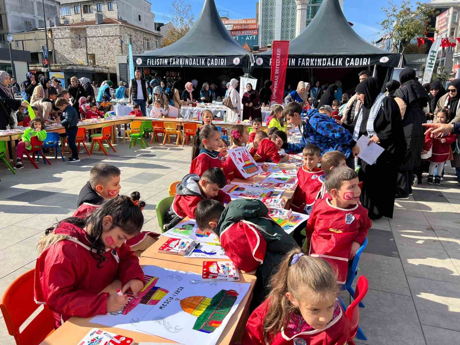 Minik ellerden Filistin’e büyük destek