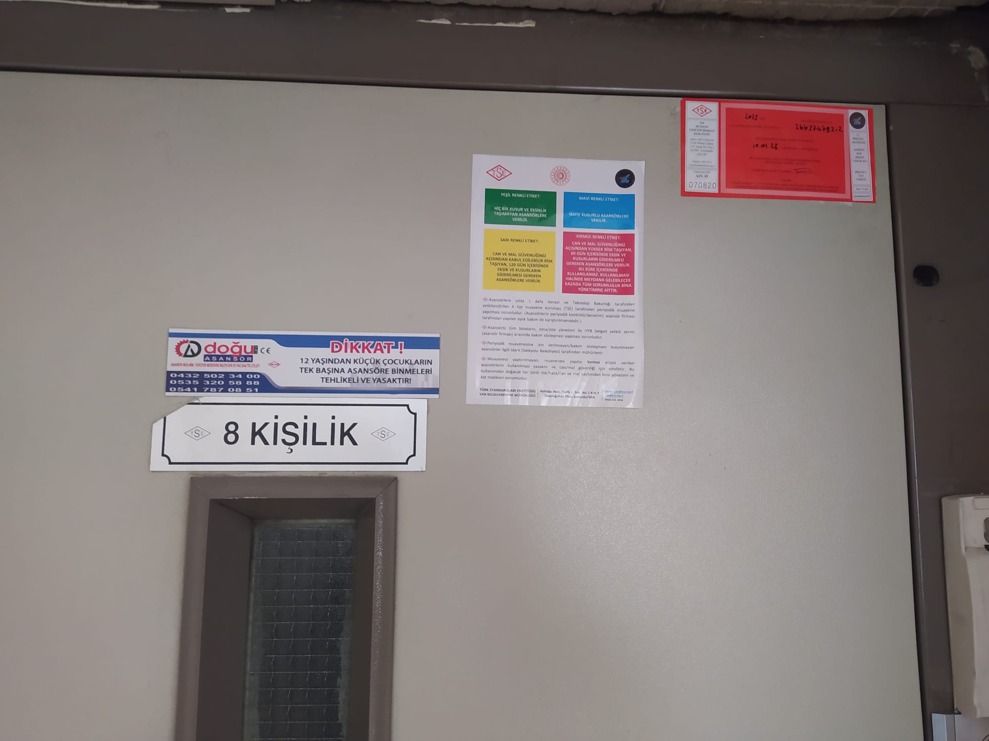 Asansörlerde bulunan renkli etiketlere dikkat!