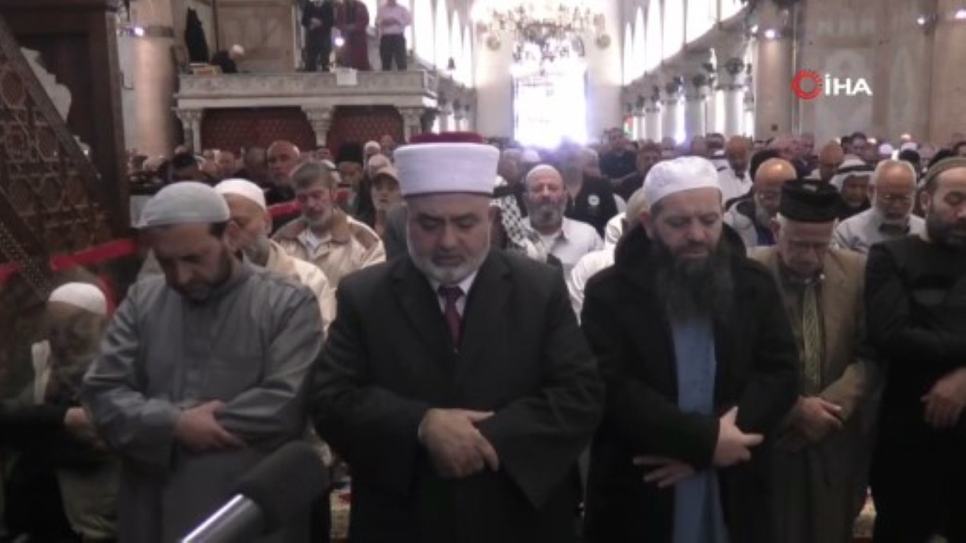 Filistinliler İsrail’in engellemelerine rağmen Mescid-i Aksa’da cuma namazı kıldı
