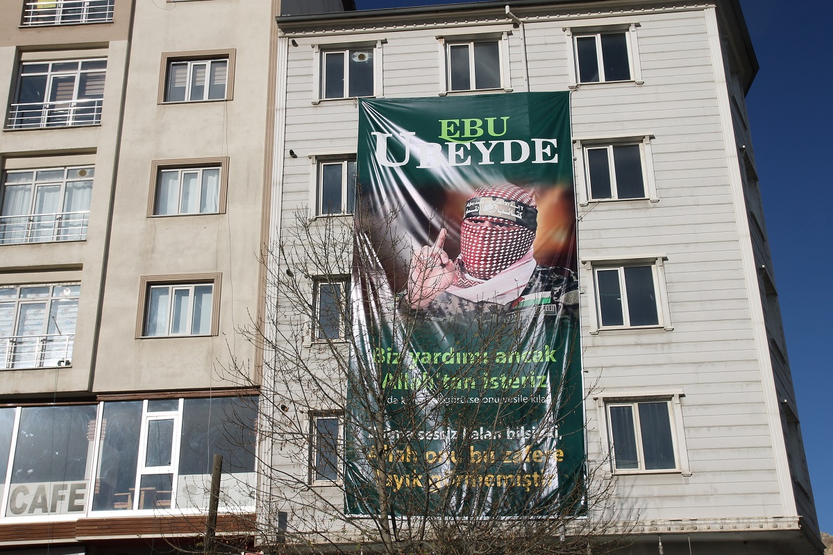 Van’da bir binaya dev Ebu Ubeyde posteri asıldı