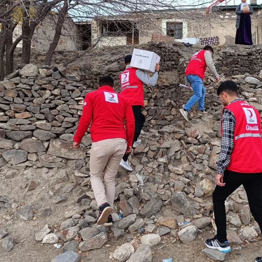 Ağrı’da Kızılay ekipleri ihtiyaç sahiplerine ulaşıyor