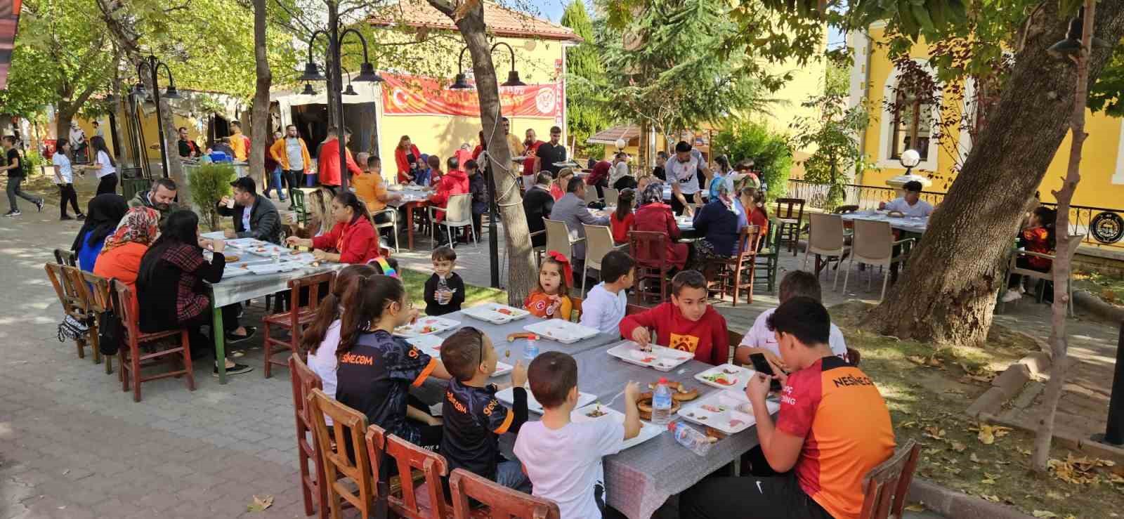 Galatasaraylılar cumhuriyetin 100. yaşını birlikte kutladı