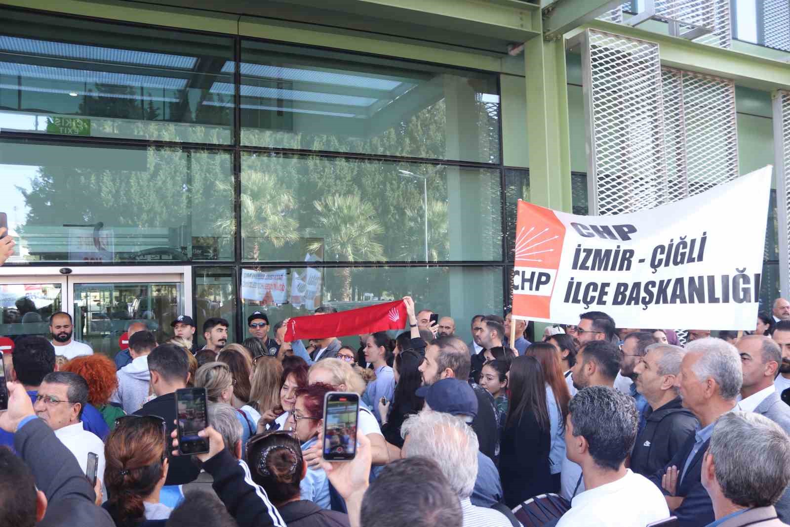 CHP’nin yeni Genel Başkanı Özgür Özel, İzmir’de partililer tarafından karşılandı