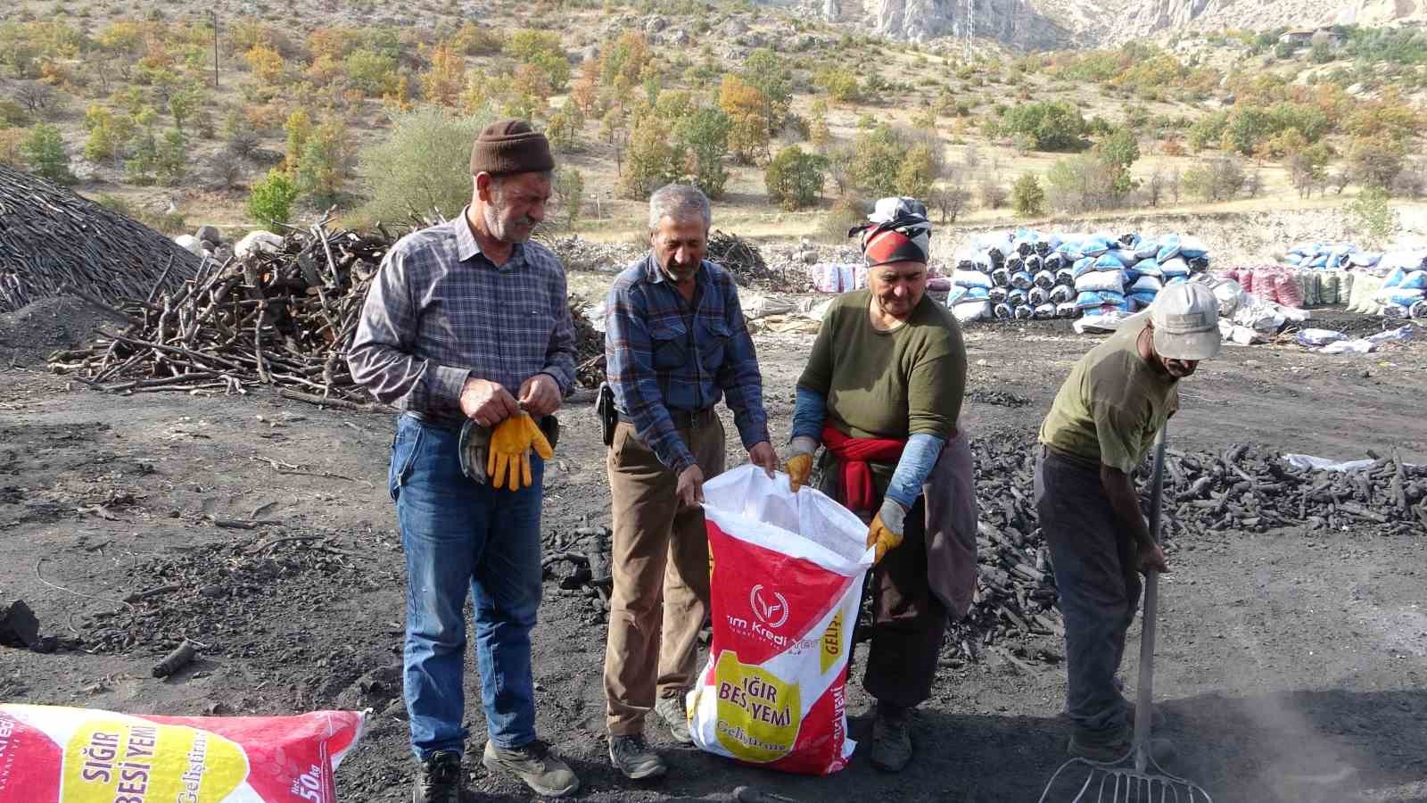 Ekmeklerini mangal kömüründen çıkarıyorlar