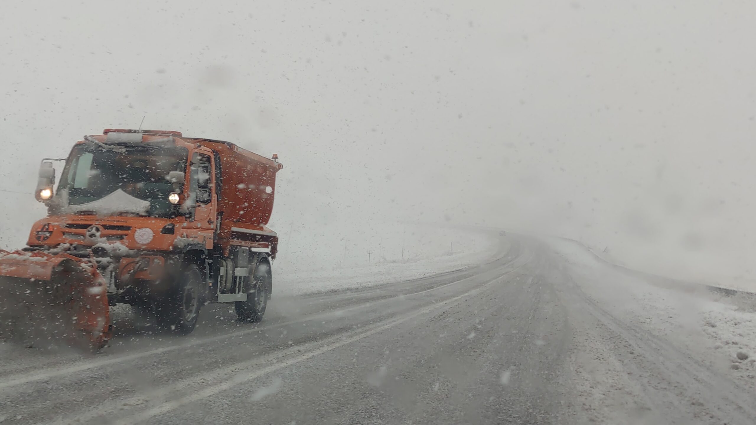 Van’da kar yağışı sürücülere zor anlar yaşattı