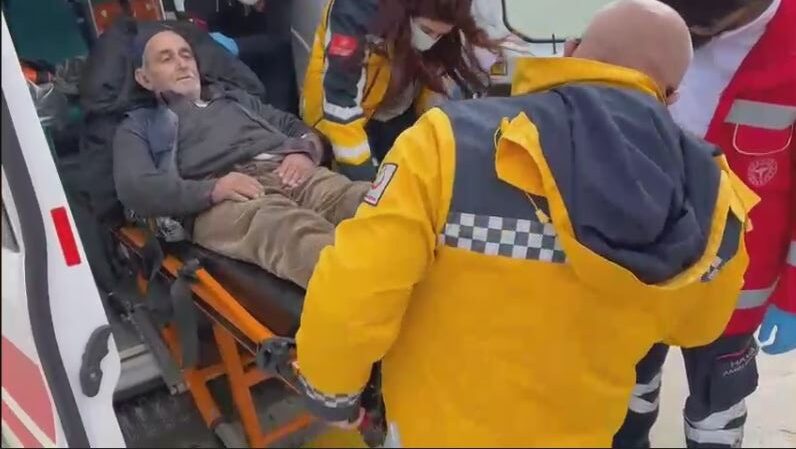 Van’da göğüs ağrısı şikâyeti olan hasta helikopterle hastaneye kaldırıldı