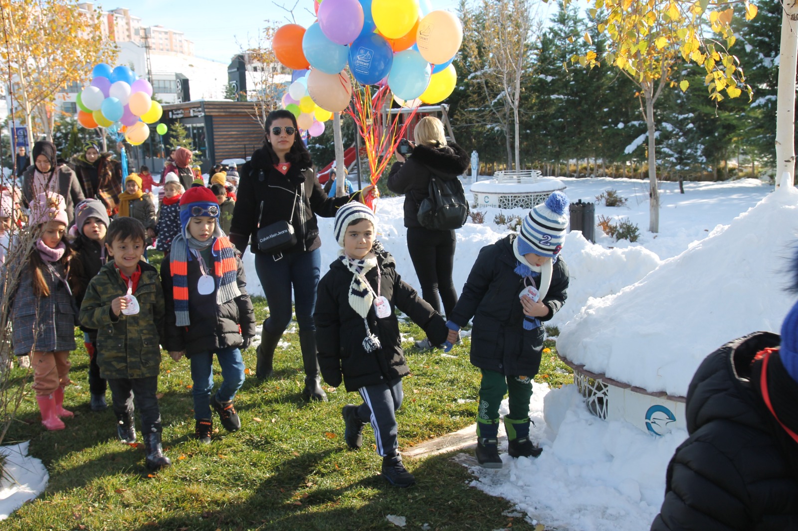 Van’da “Gazzeli Çocuklar Ölmesin” diye gökyüzüne balon bırakıldı