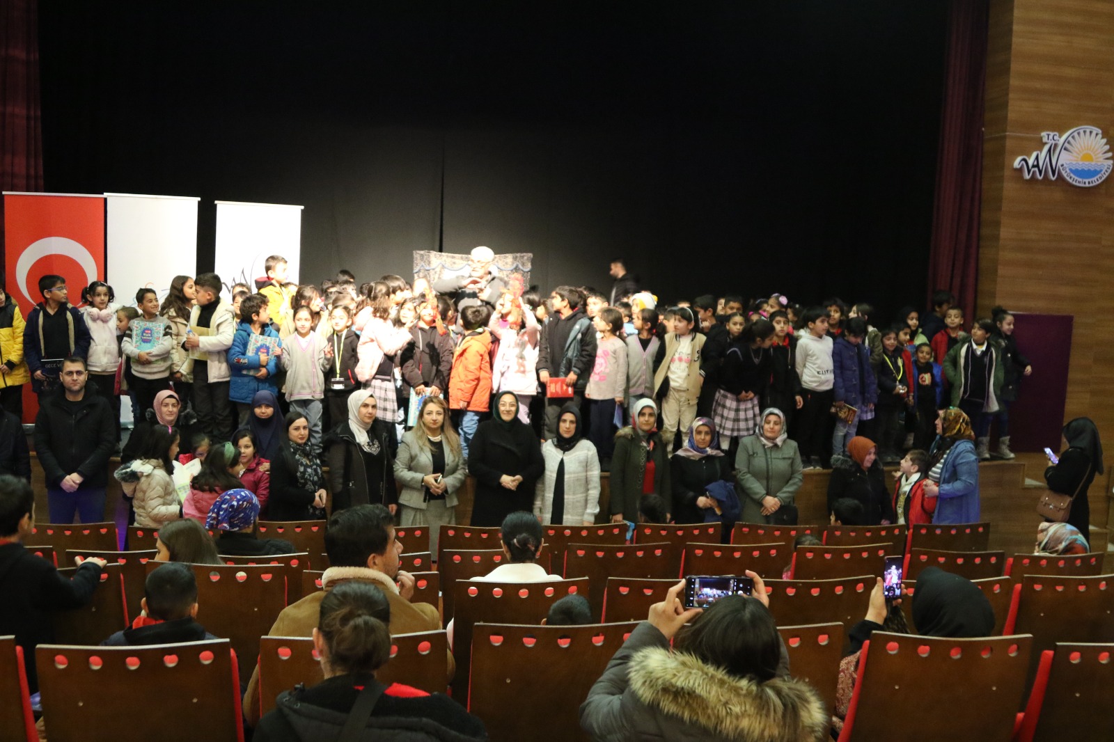ÖĞRENCİLER HACİVAT KARAGÖZ OYUNUNU ANNELERİ İLE İZLEDİ