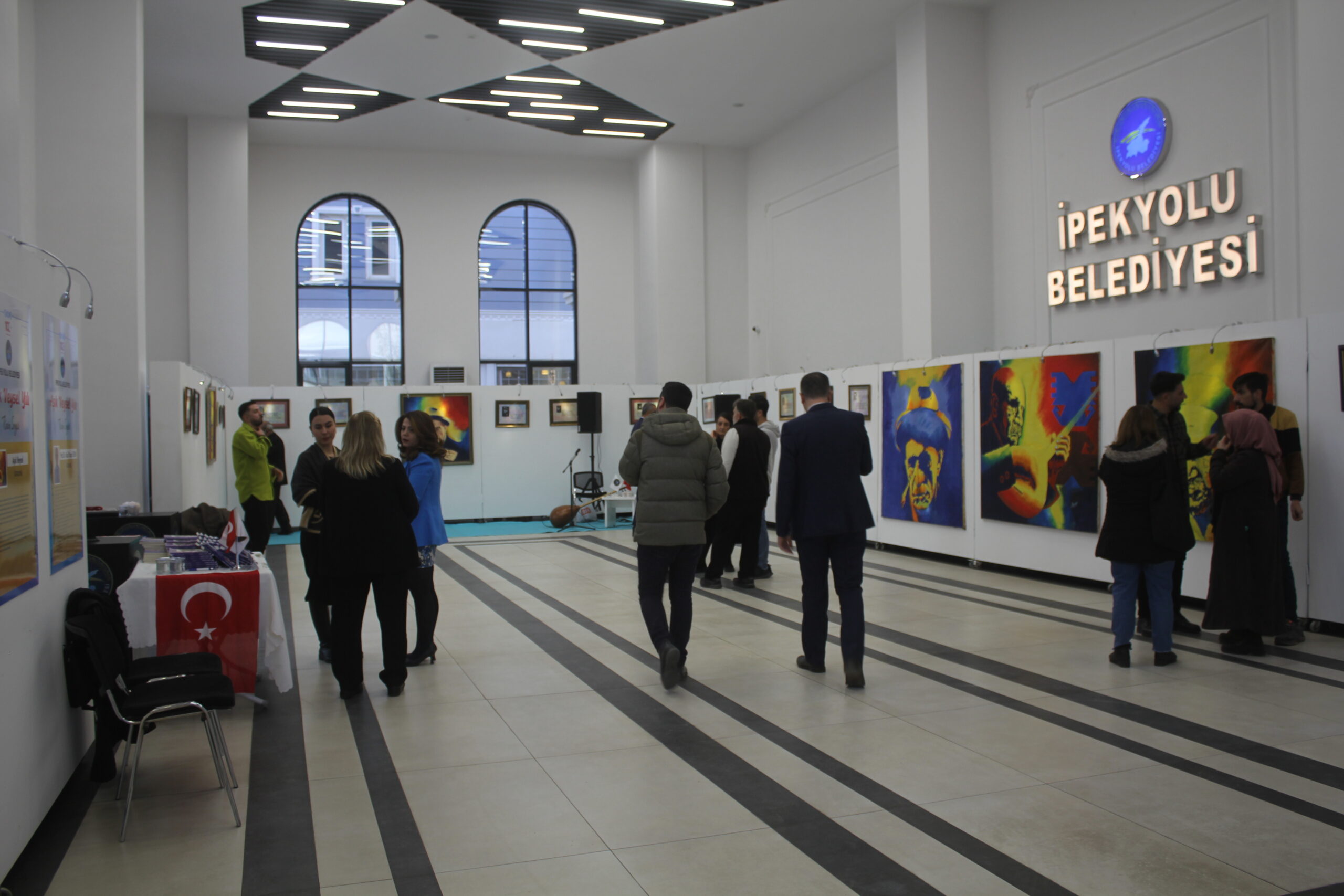 Van’ın İpekyolu Belediyesi sanatçılarla sanatseverleri buluşturuyor