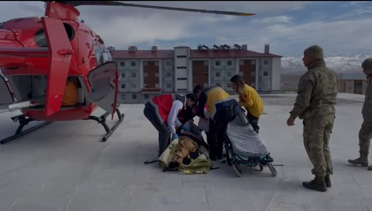 Van’da 78 yaşındaki hasta helikopterle hastaneye ulaştırıldı