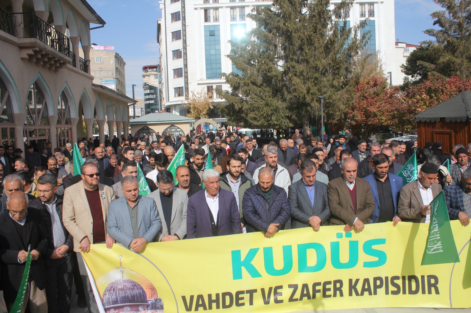 Bebek katili İsrail Van’da lanetlendi
