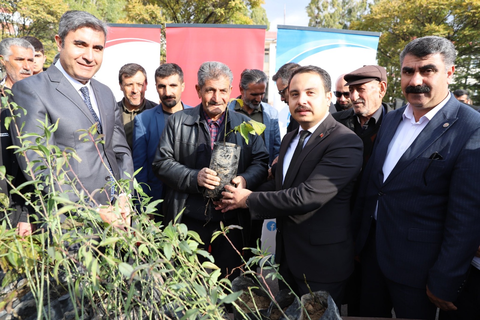 Muradiye’de 10 bin fidan toprakla buluşacak