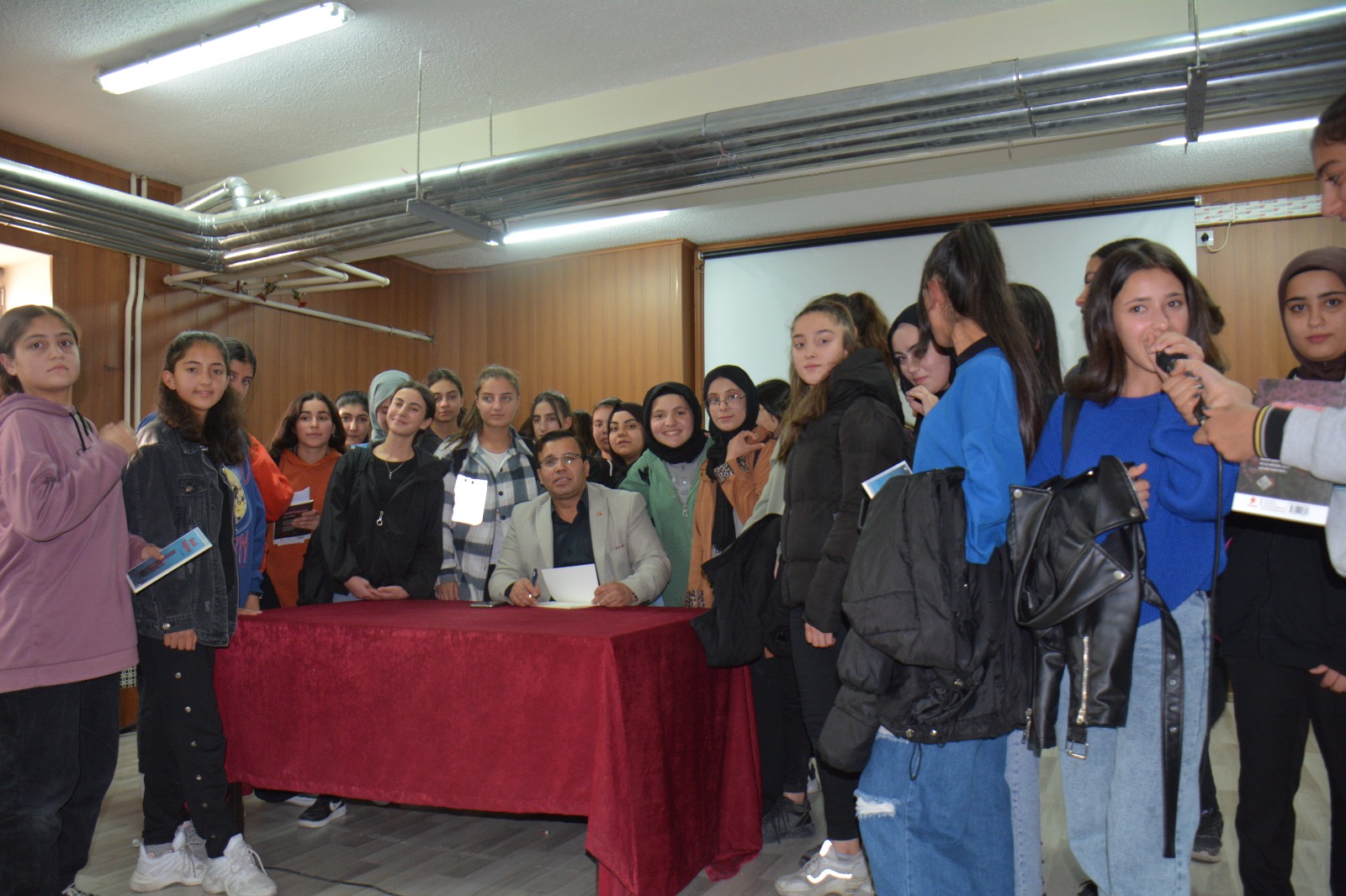 Gazeteci Şair-Yazar Ercan Ulutaş genç okuyucuları ile buluştu