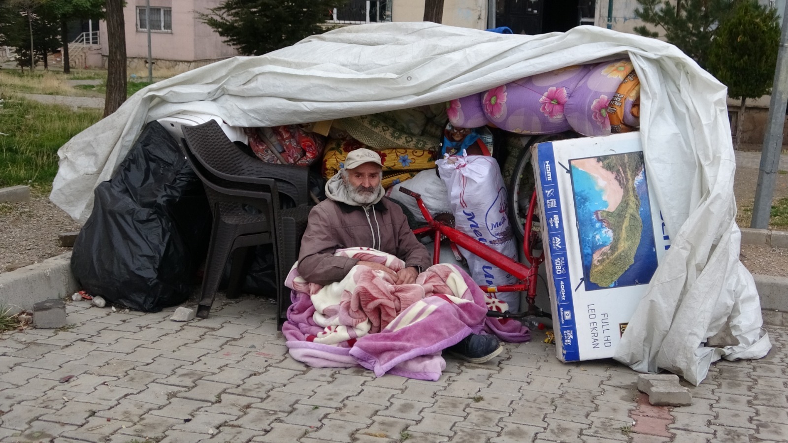 Van’da 5 gündür dışarıda yaşayan ailenin durumu yürek sızlatıyor