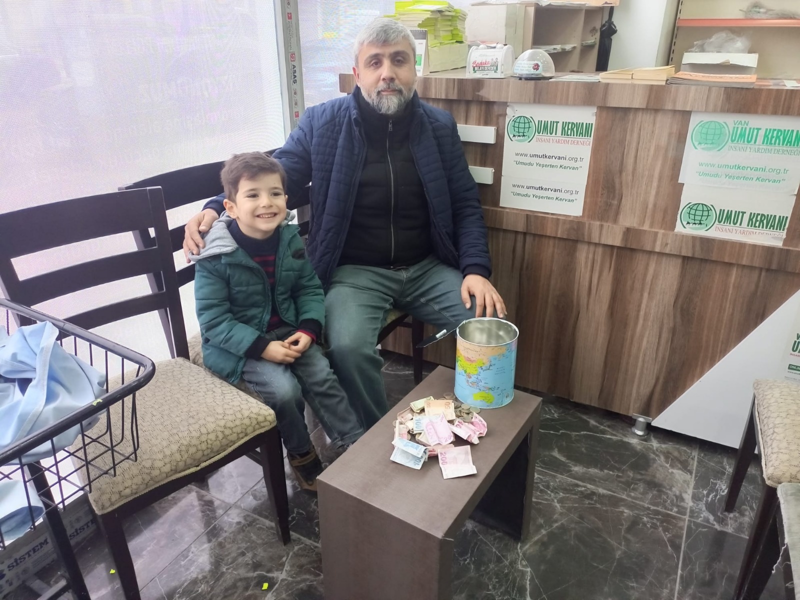 Minik Emir kumbarasını Gazze’ye gönderdi