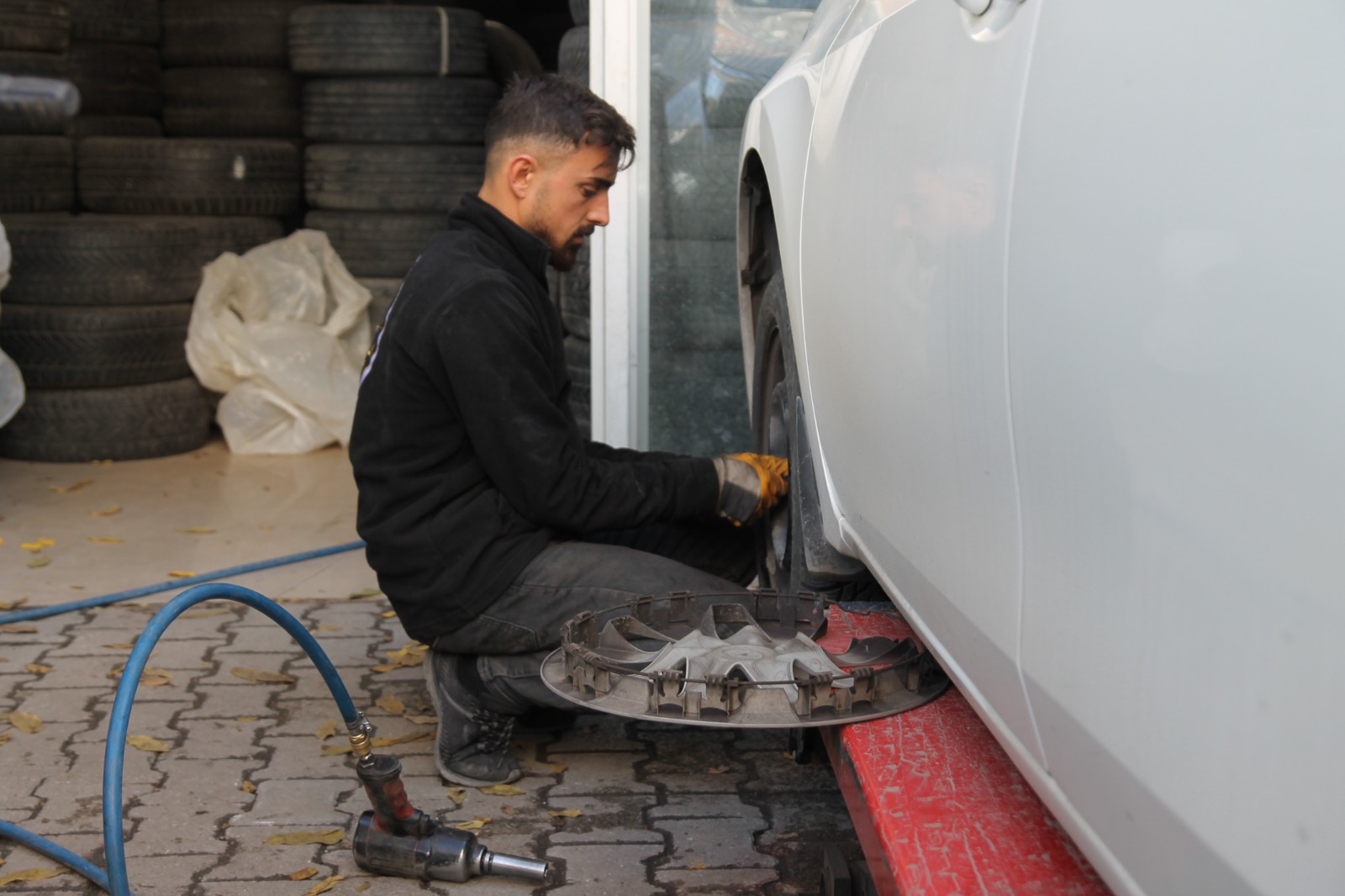 Van’da lastikçilerden uyarı: Elinizi çabuk tutun