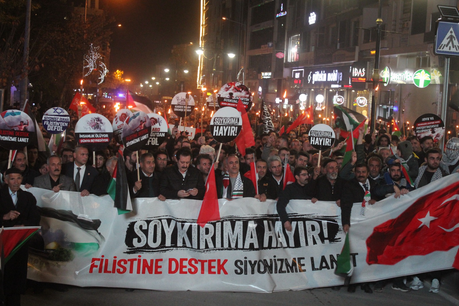 Van’da onbinlerce kişi Gazze için yürüdü