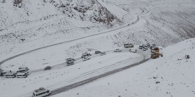 Van’ın Bahçesaray ilçe yolu ulaşıma kapandı