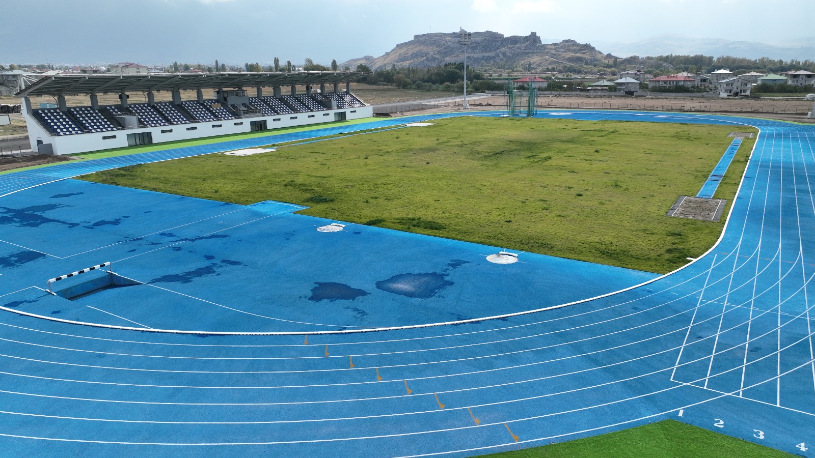 İpekyolu’nda ilk olan 8 kulvarlı atletizm pisti hizmete açıldı