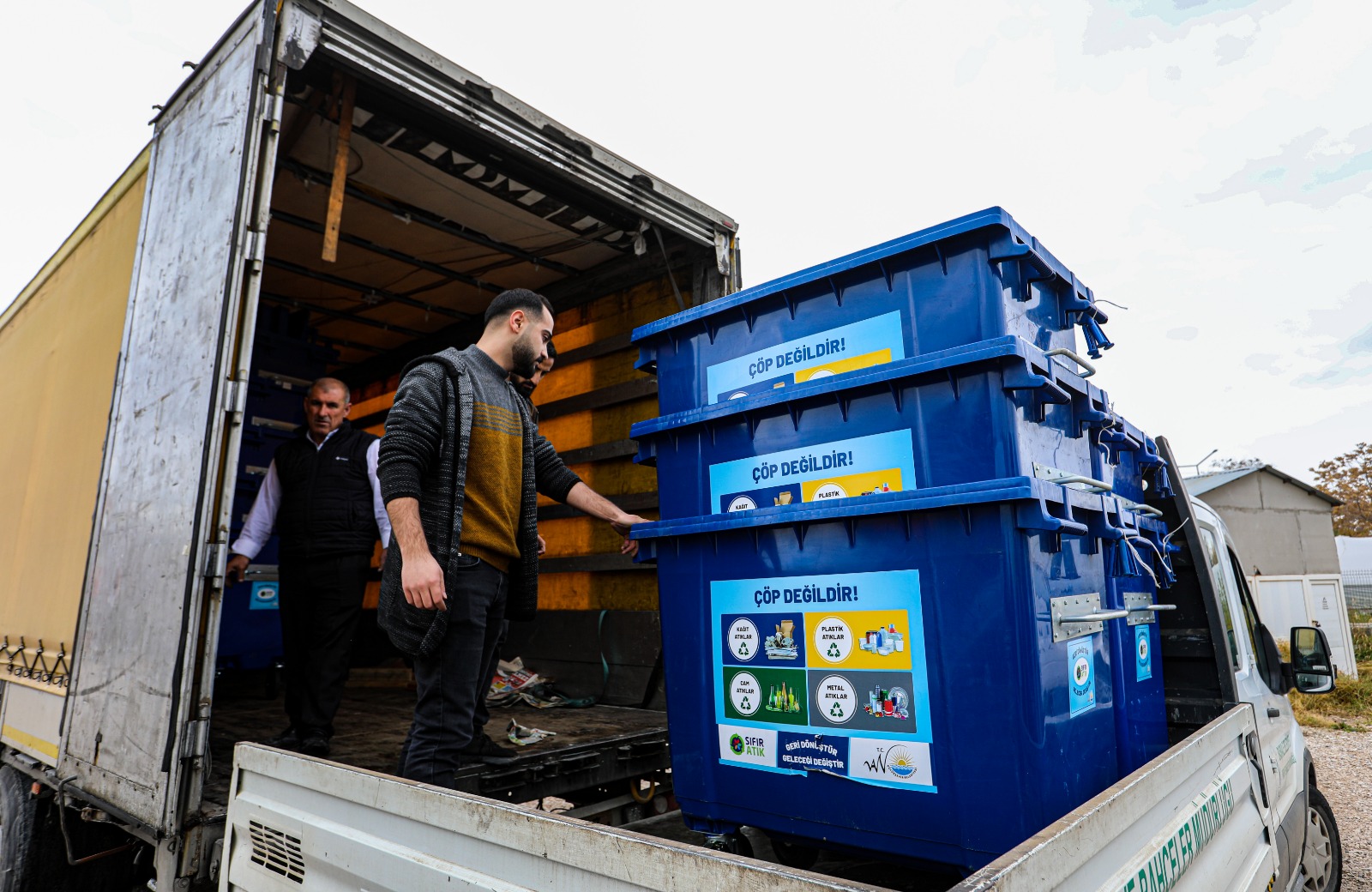 Van’ın 13 ilçesine plastik çöp konteyneri dağıtıldı