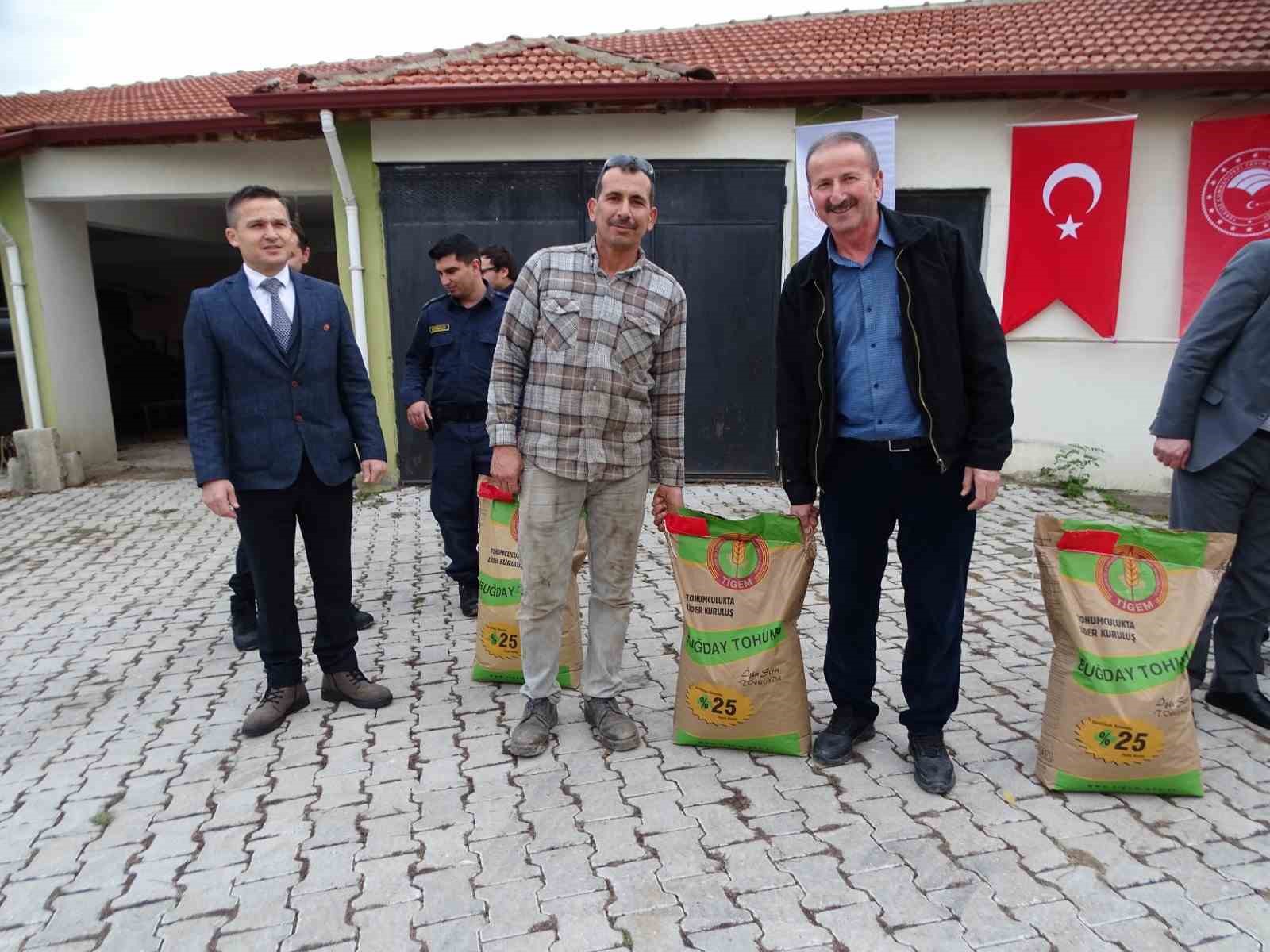 Hisarcık’ta 98 çiftçiye yüzde 50 hibeli 18 ton 100 kilo buğday tohumu dağıtıldı
