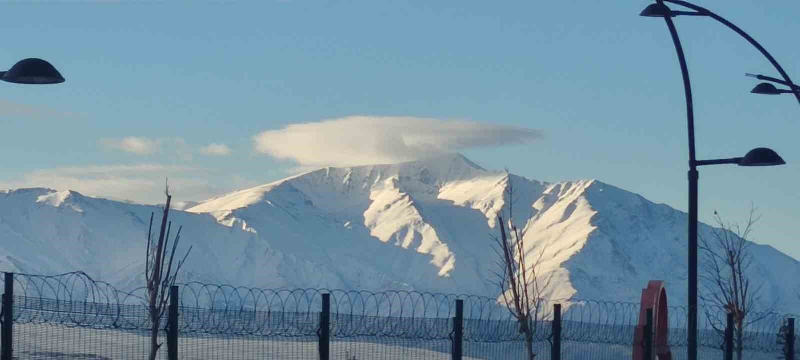 Artos Dağı’nın zirvesinde mercek bulutu oluştu