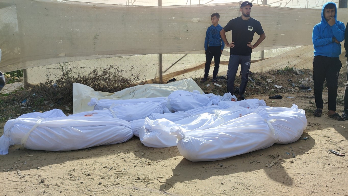 Gazze Şeridi’ndeki saldırılarda hayatlarını kaybedenler toplu mezarlara defnedildi