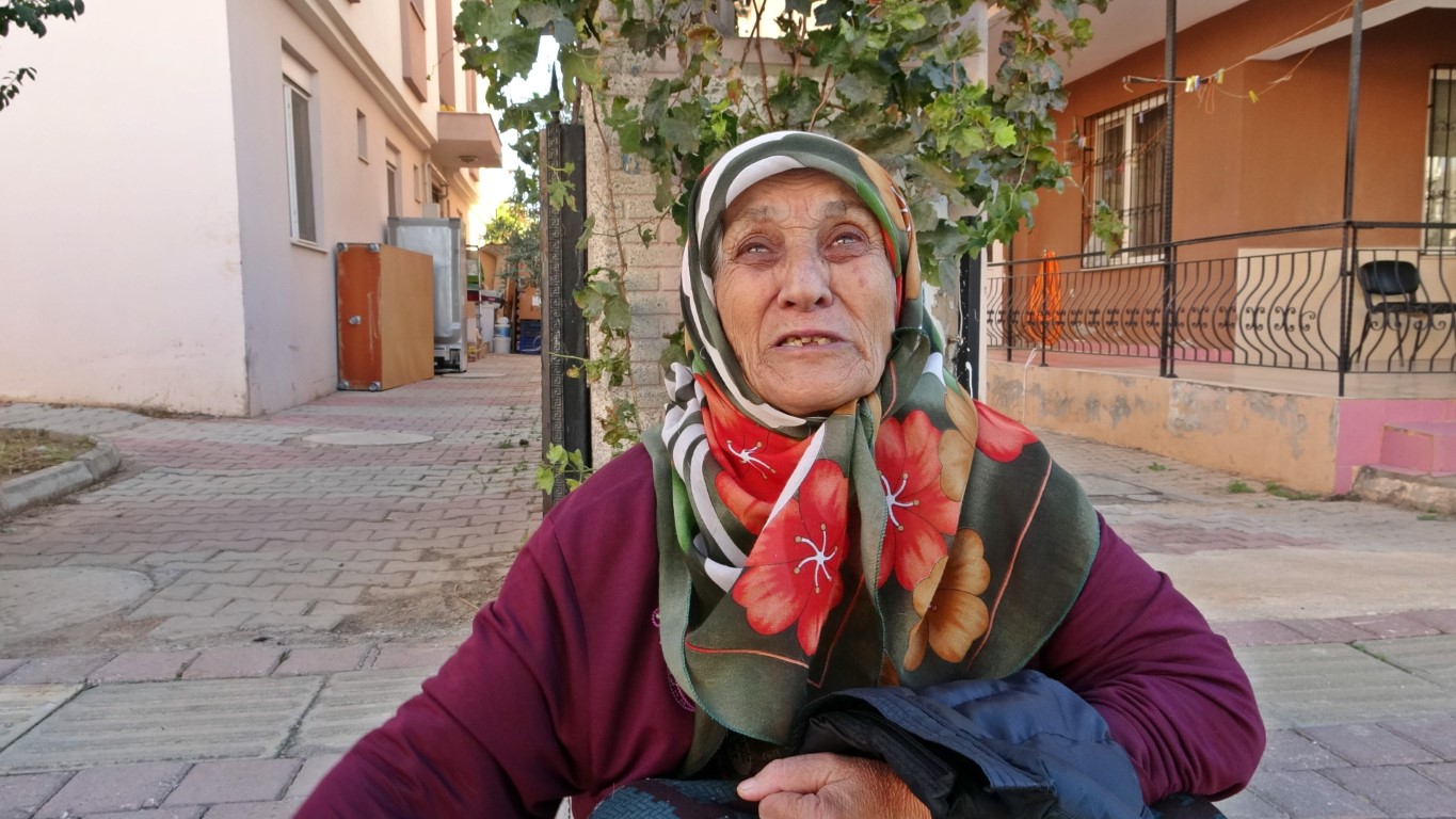 Engelli kızıyla birlikte evinden çıkarılan yaşlı kadın gözyaşlarına boğuldu