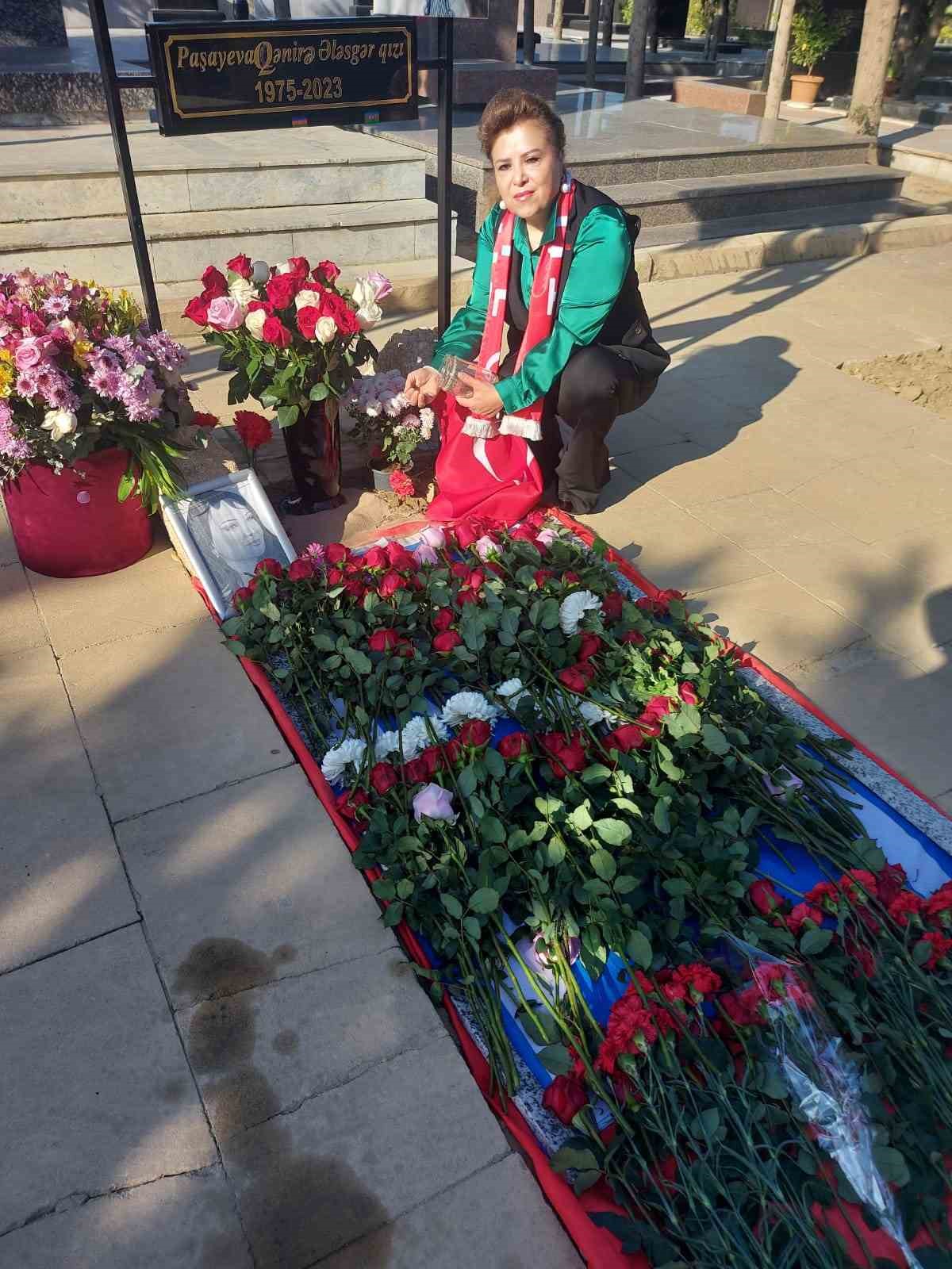 Türkiye’den götürdüğü toprağı Paşayeva’nın mezarına döktü