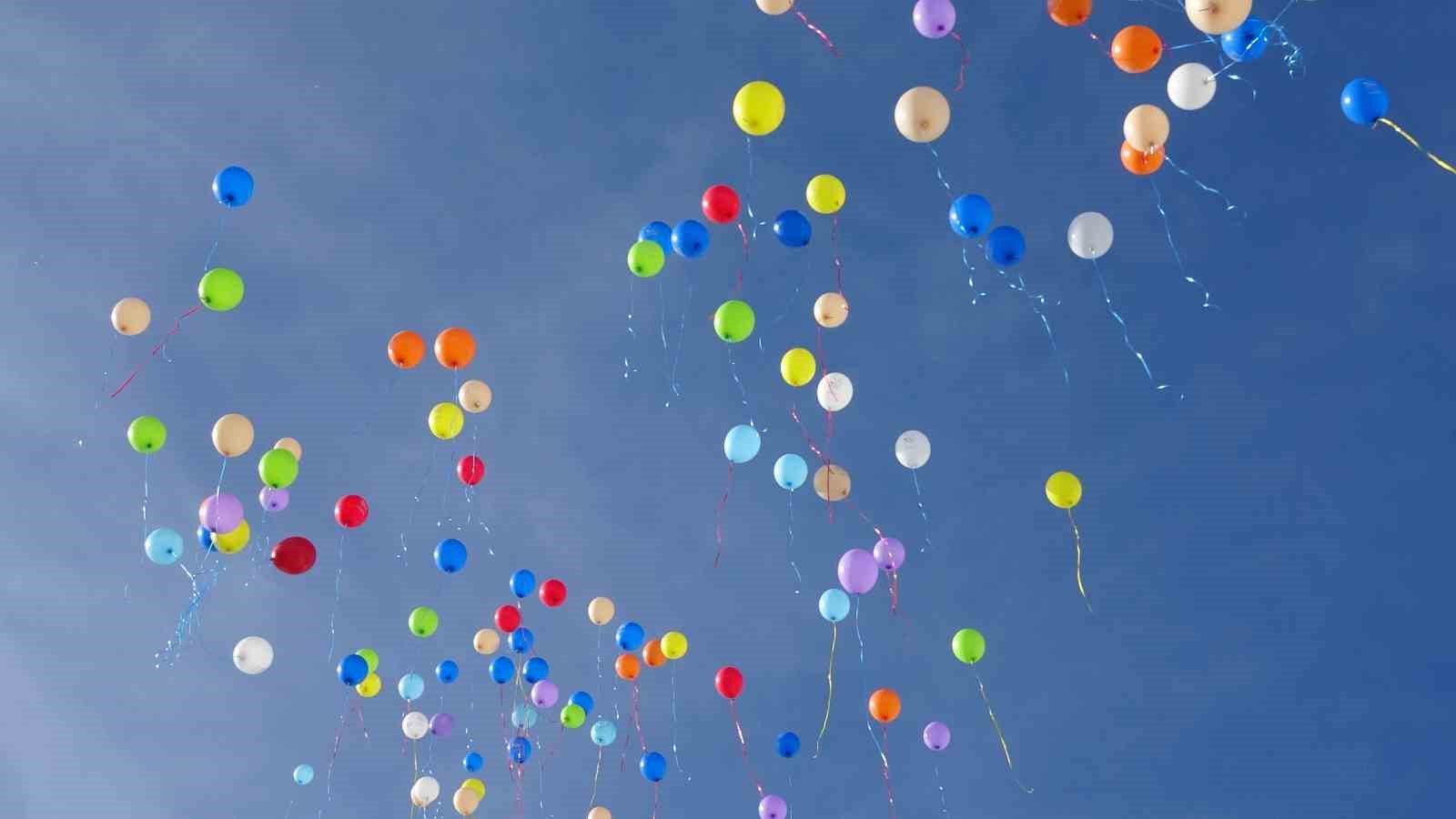 Gazzeli çocuklar için gökyüzüne balon bırakıldı