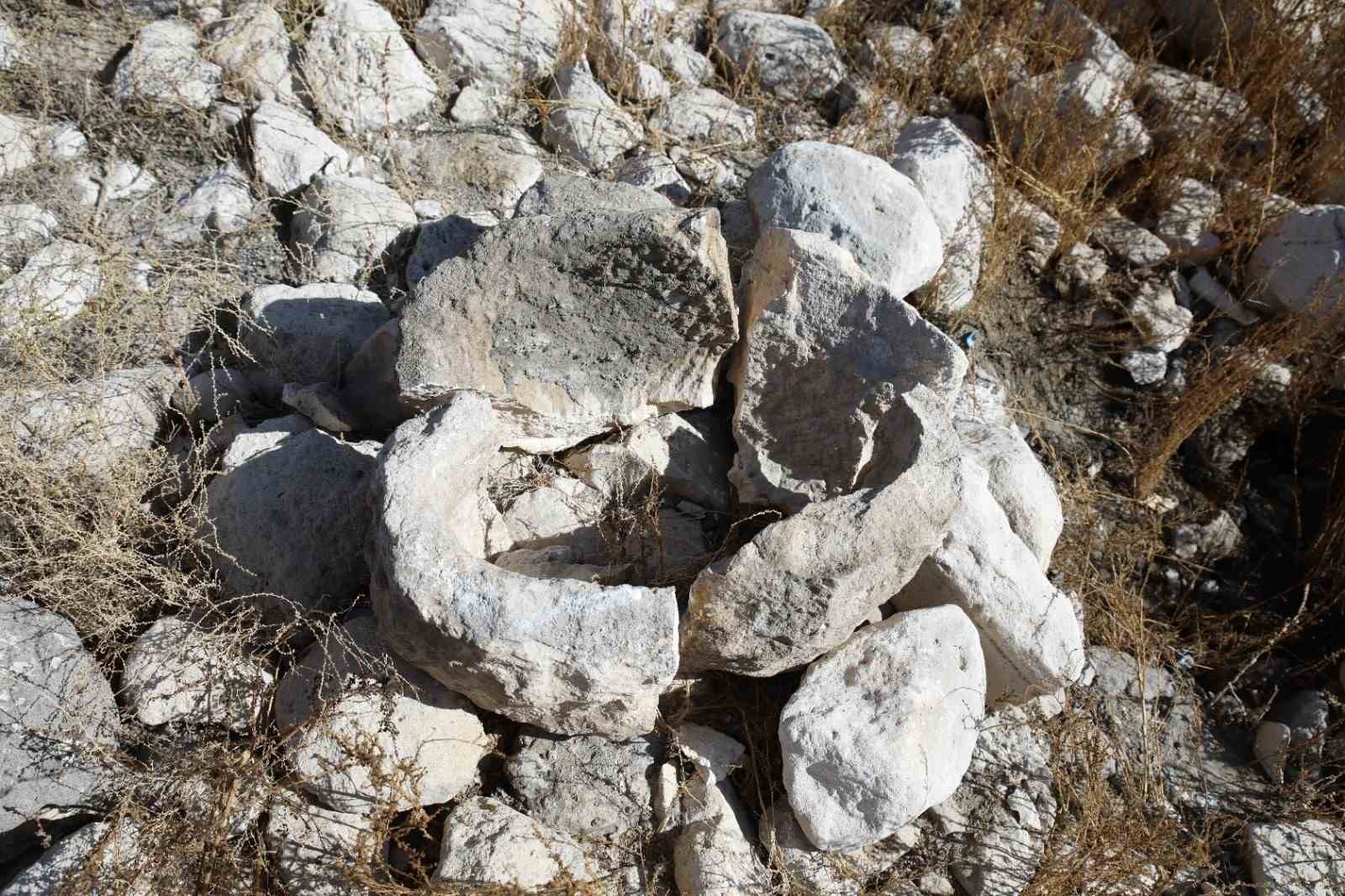 Sular çekildikçe Van Gölü’ndeki eski yapılar gün yüzüne çıkıyor