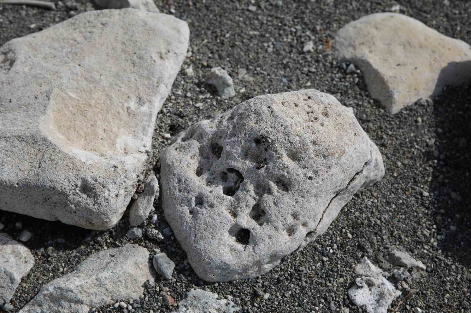 Sular çekildikçe Van Gölü’ndeki eski yapılar gün yüzüne çıkıyor