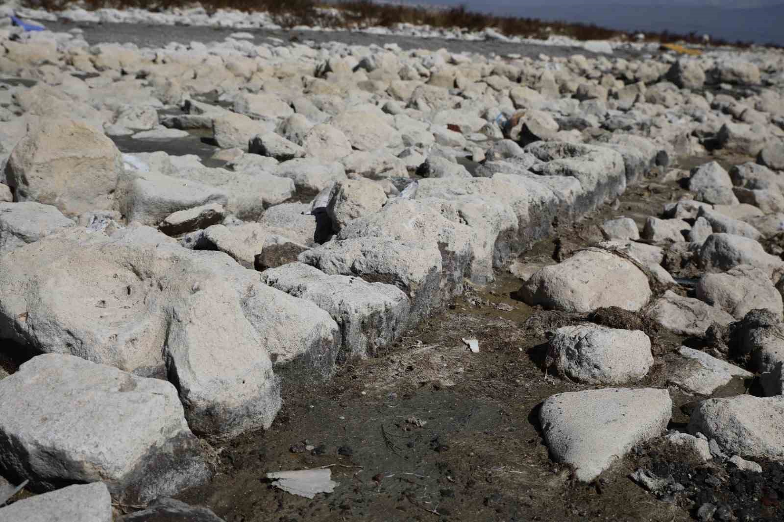 Sular çekildikçe Van Gölü’ndeki eski yapılar gün yüzüne çıkıyor