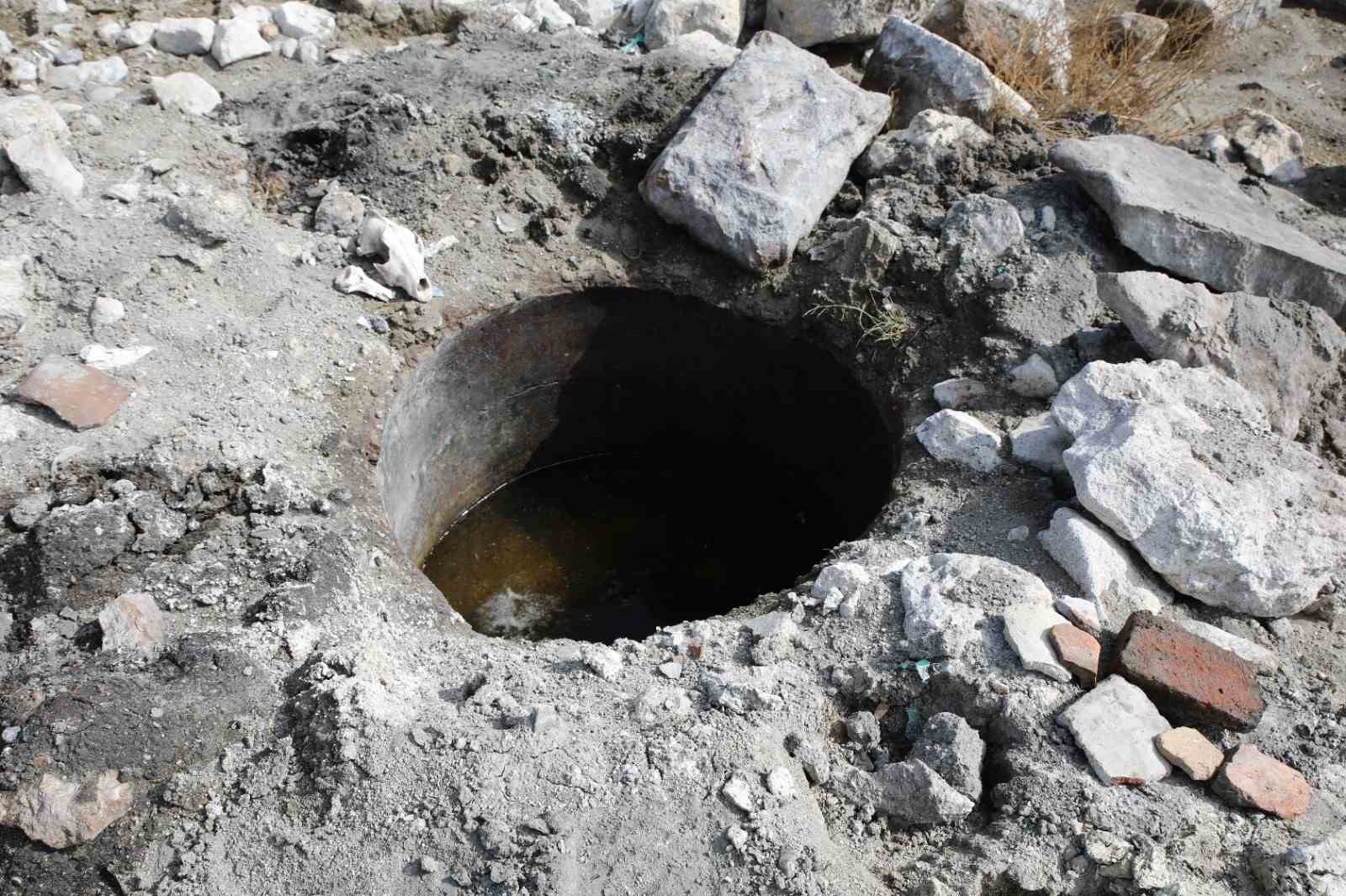 Sular çekildikçe Van Gölü’ndeki eski yapılar gün yüzüne çıkıyor