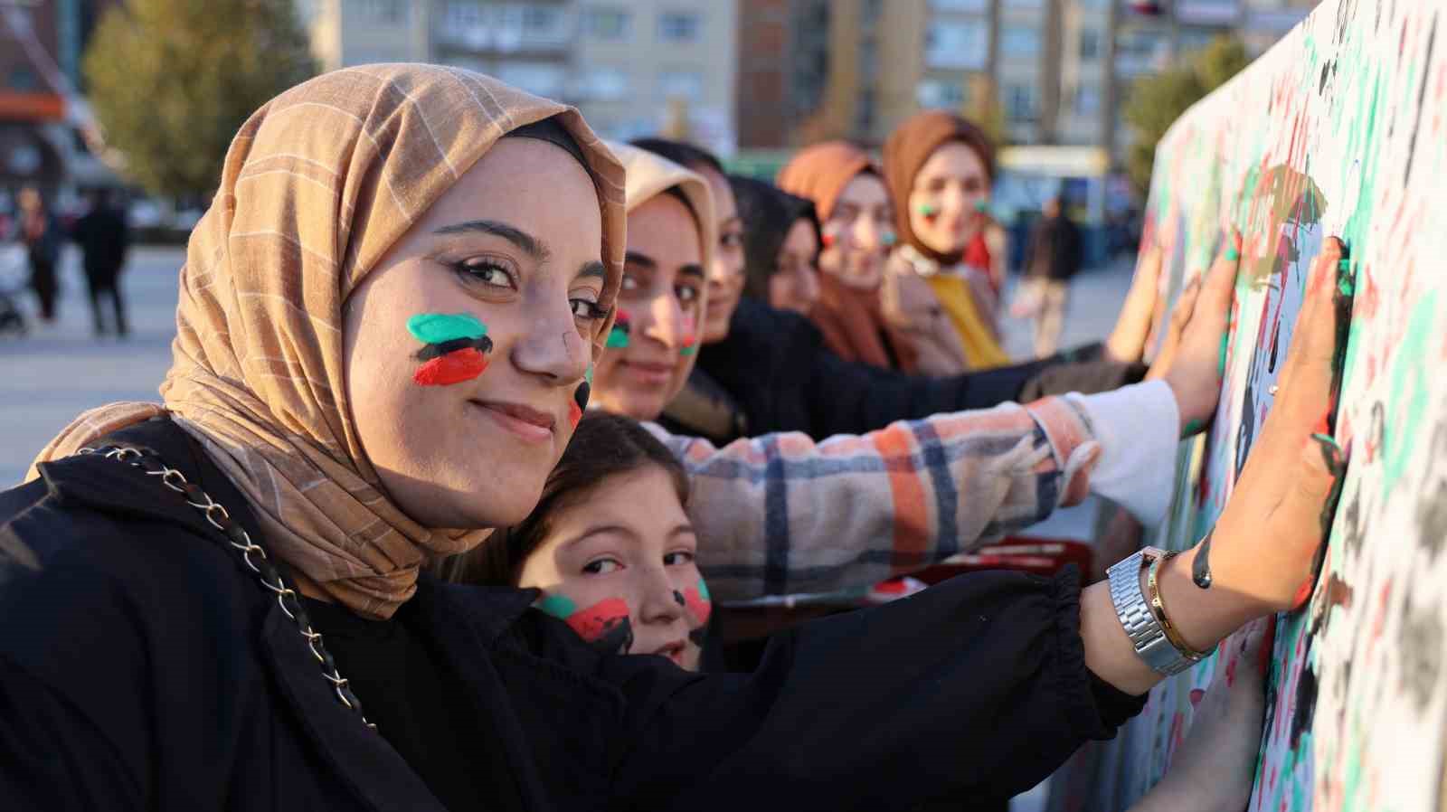 Kırşehir’de ’Kudüs’te İzimiz Var’ etkinliğinde çocuklar 