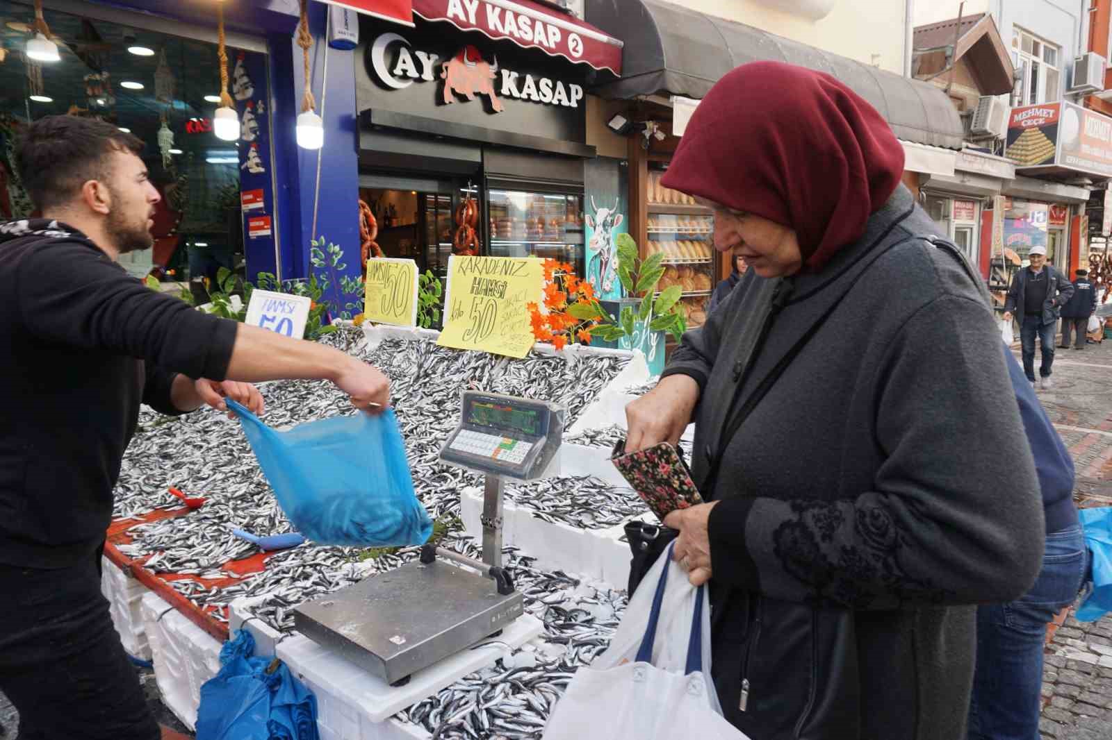 Hamsinin fiyatı 50 liraya düştü, tezgahlar şenlendi