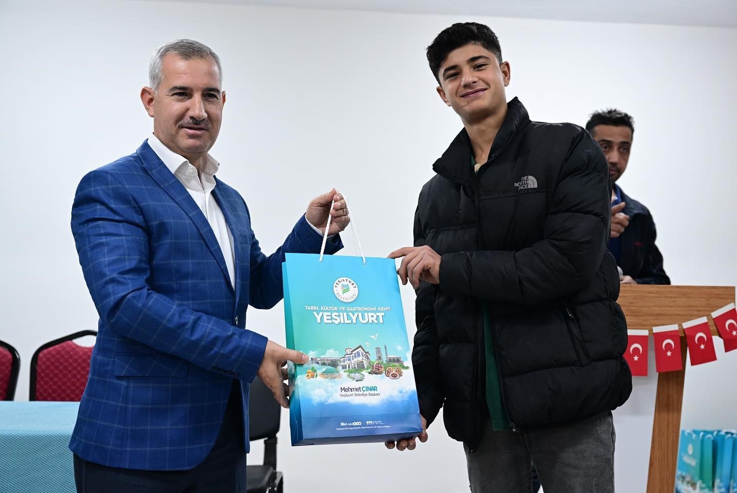 Yeşilyurt’ta öğrencilere hazırlık seti hediye edildi