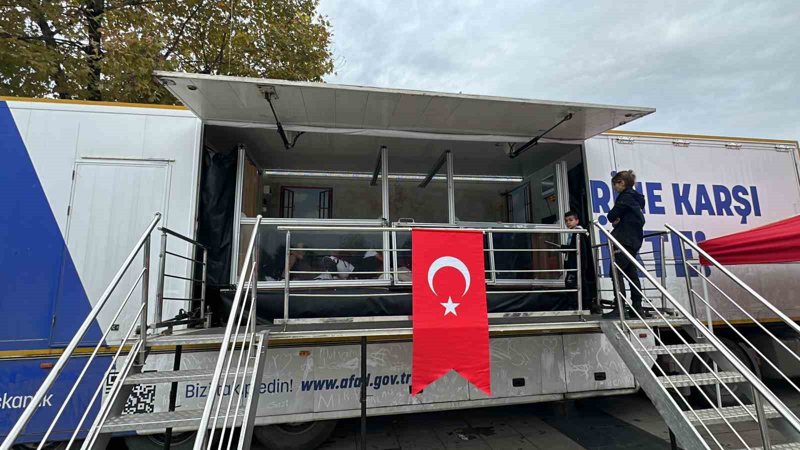 Çocuklar depremi simülasyon tırı ile öğreniyor
