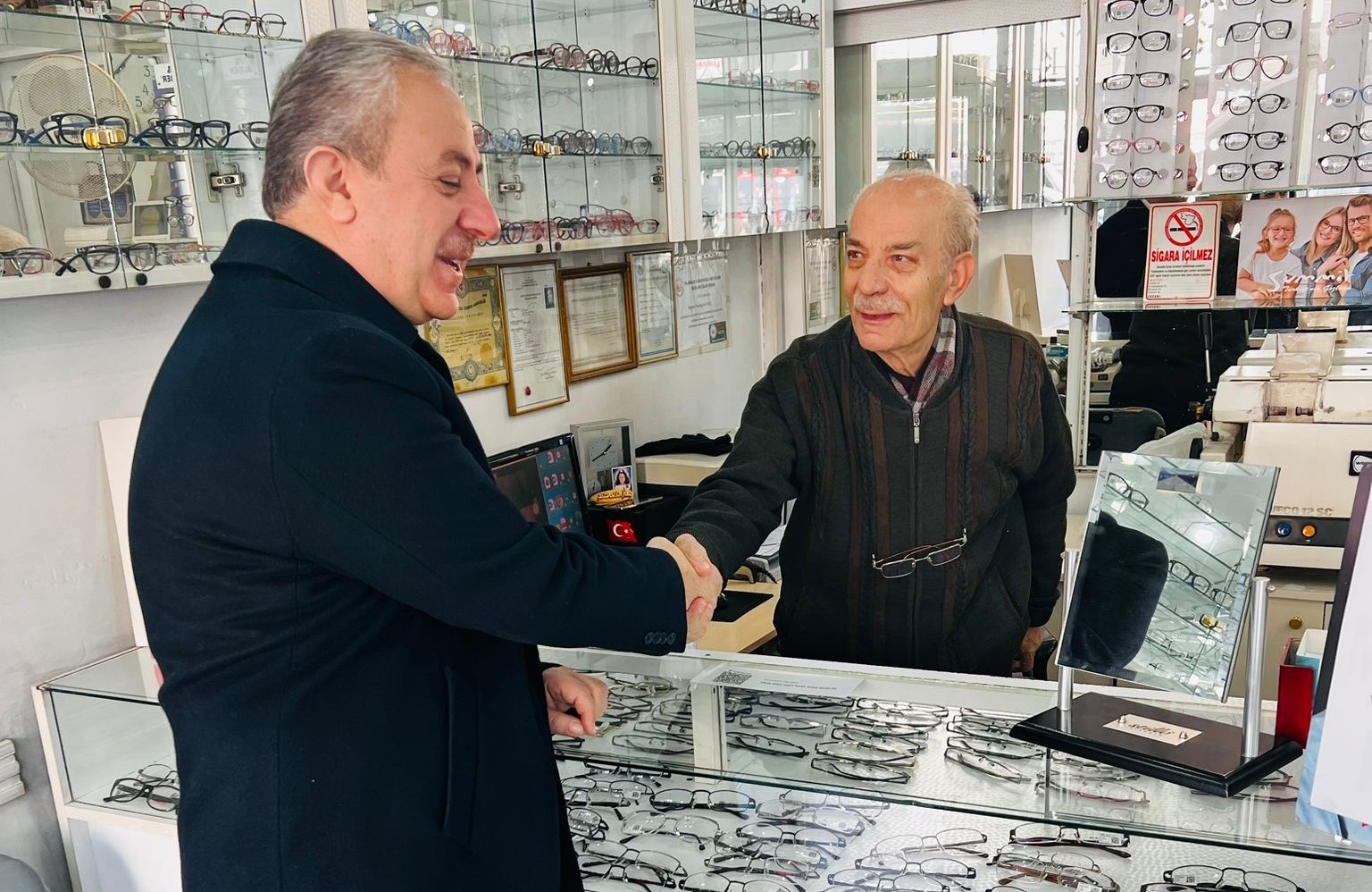 Ak Parti Van Büyükşehir Belediye Başkan Aday Adayı Kayatürk esnafı ziyaret etti