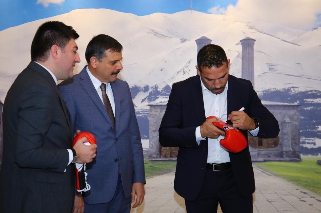 Vali Çiftçi şampiyonu kabul etti