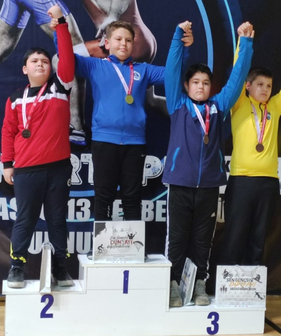 Körfezli genç güreşçiler ikinci oldu