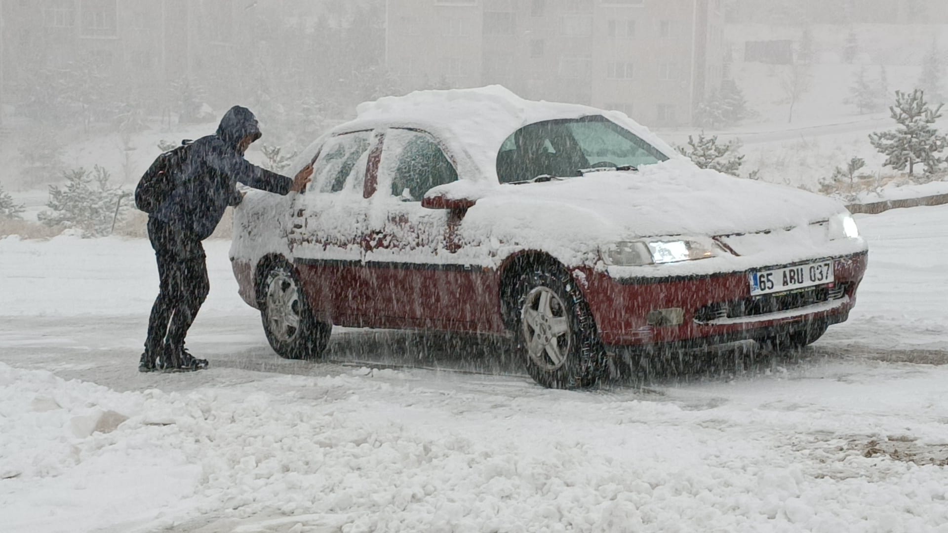 Van’da kar hayatı durma noktasına getirdi: Araçlar mahsur kaldı