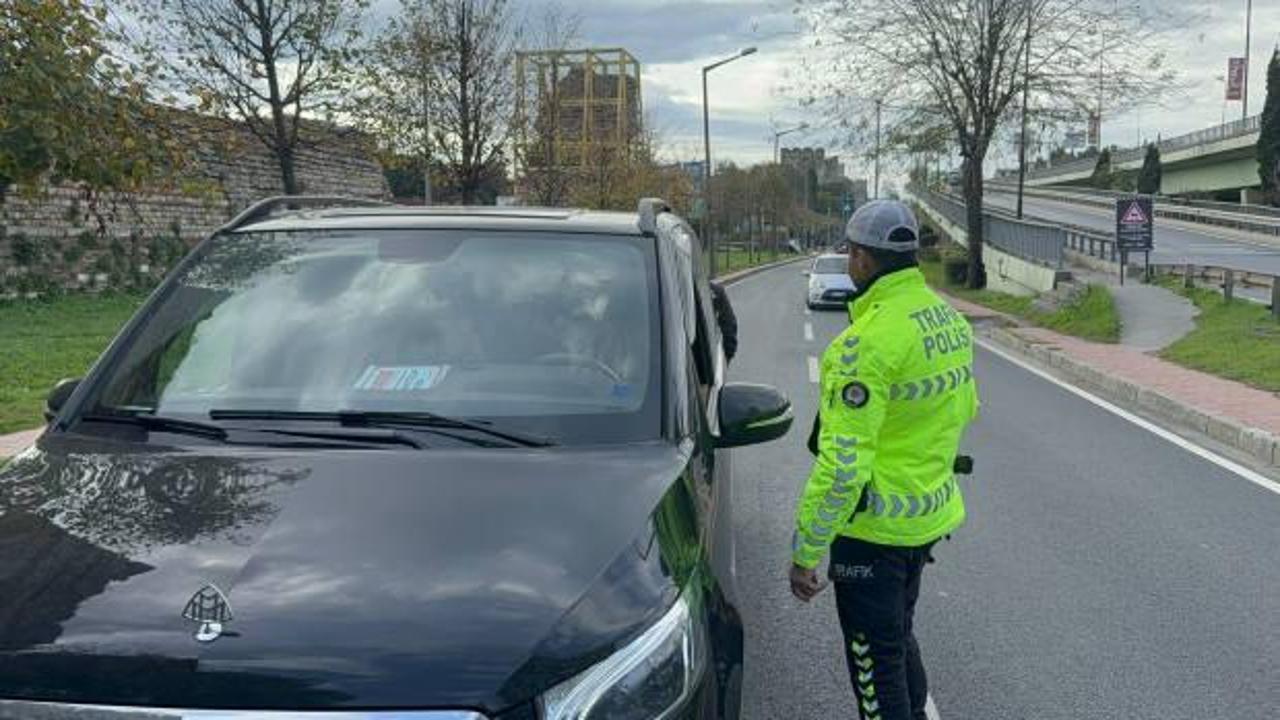 Fatih’te yayalara yol vermeyen sürücülere ceza kesildi