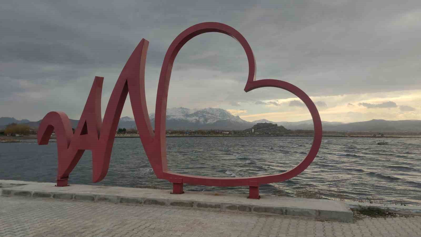 Fırtına Van Gölü’nde dev dalgalar oluşturdu