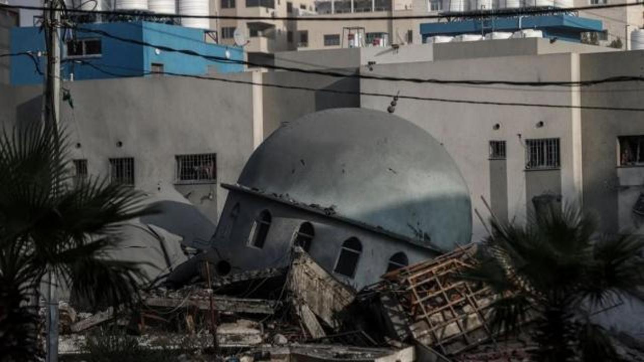 Gazze’li çocuklar yerle bir olan camilerin enkazından Kur’an sayfalarını topluyor