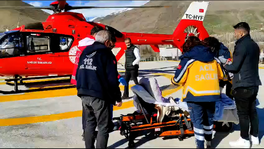Van’da uyluk kemiği kırılan hasta helikopterle hastaneye sevk edildi